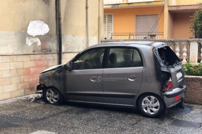 Mezzanotte di fuoco a Trepuzzi, incendiata l'auto di una ventenne - Corriere Salentino
