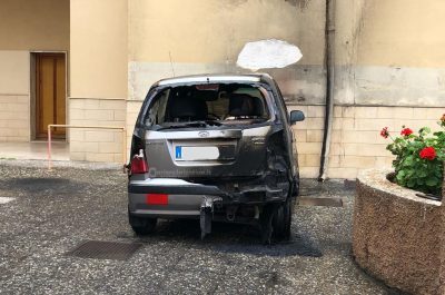 Mezzanotte di fuoco a Trepuzzi, incendiata l'auto di una ventenne - Corriere Salentino