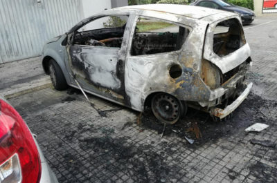 Rogo notturno nella 167: distrutta l'auto di un 20enne leccese, danneggiati altri due veicoli - Corriere Salentino