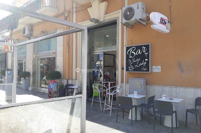 Alle fiamme il gazebo del bar, misterioso attentato nel centro di Lecce. Bruciano anche tre auto - Corriere Salentino