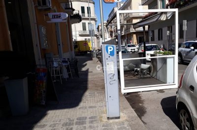 Alle fiamme il gazebo del bar, misterioso attentato nel centro di Lecce. Bruciano anche tre auto - Corriere Salentino