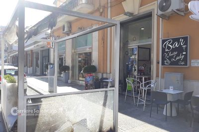 Alle fiamme il gazebo del bar, misterioso attentato nel centro di Lecce. Bruciano anche tre auto - Corriere Salentino