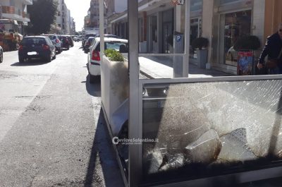 Alle fiamme il gazebo del bar, misterioso attentato nel centro di Lecce. Bruciano anche tre auto - Corriere Salentino