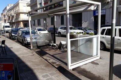 Alle fiamme il gazebo del bar, misterioso attentato nel centro di Lecce. Bruciano anche tre auto - Corriere Salentino