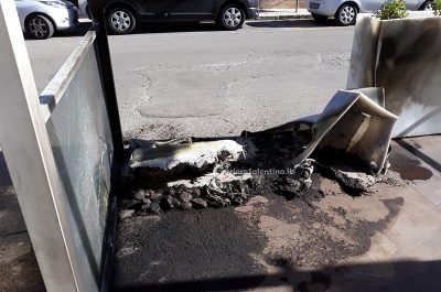 Alle fiamme il gazebo del bar, misterioso attentato nel centro di Lecce. Bruciano anche tre auto - Corriere Salentino