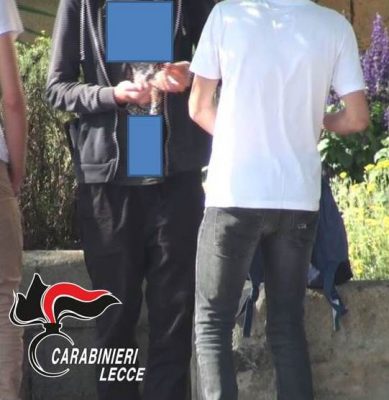 Carabinieri nascosti tra i vagoni sorprendono 3 ragazzini a spacciare - Corriere Salentino