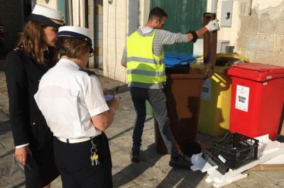 Raccolta differenziata, i vigili urbani controllano le attività commerciali di Porto Cesareo - Corriere Salentino