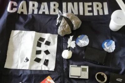 Blitz antidroga in casa di 34enne, trovate "erba" e cocaina: arrestato. Spunta droga anche nel circolo in piazza - Corriere Salentino