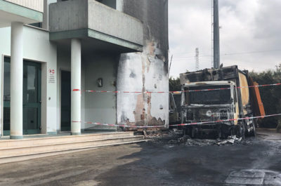 Rogo "divora" due autocompattatori ad Arnesano, il sindaco: "Non solo incendi, anche furti: è emergenza" - Corriere Salentino