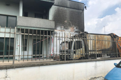 Rogo "divora" due autocompattatori ad Arnesano, il sindaco: "Non solo incendi, anche furti: è emergenza" - Corriere Salentino