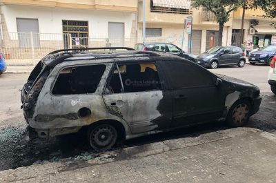 Fiamme in città poco prima dell'alba: incendiata l'auto di una 65enne - Corriere Salentino
