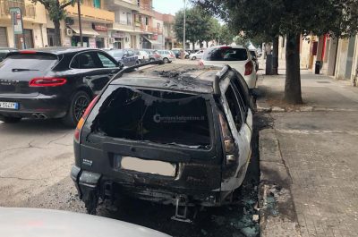 Fiamme in città poco prima dell'alba: incendiata l'auto di una 65enne - Corriere Salentino