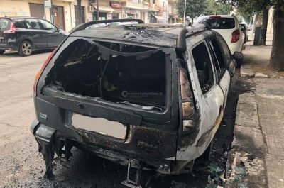 Fiamme in città poco prima dell'alba: incendiata l'auto di una 65enne - Corriere Salentino