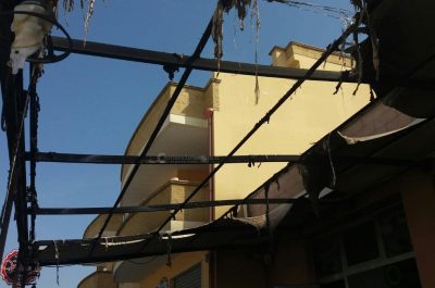 Appiccano le fiamme all'esterno del bar, ancora una intimidazione nel Salento - Corriere Salentino