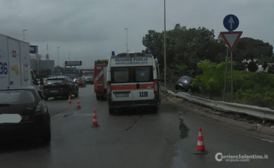 Asfalto bagnato, auto sfonda sbarra di protezione: automobilista ricoverato in ospedale - Corriere Salentino