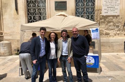 La Lega in piazza per il ‘Contratto di Governo’, dopo il sì M5S. Marti e Caroppo: “Centrodestra resterà unito nonostante i mal di pancia” - Corriere Salentino