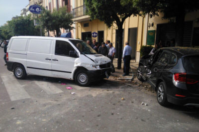 Paura davanti alla scuola: accusa un malore e si schianta contro auto in sosta. Muore 32enne - Corriere Salentino