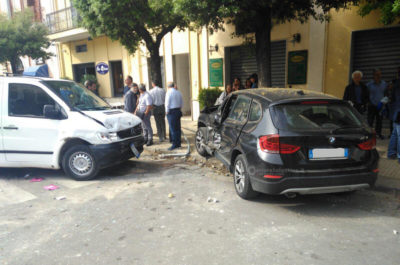 Paura davanti alla scuola: accusa un malore e si schianta contro auto in sosta. Muore 32enne - Corriere Salentino