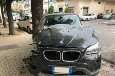 Paura davanti alla scuola: accusa un malore e si schianta contro auto in sosta. Muore 32enne - Corriere Salentino