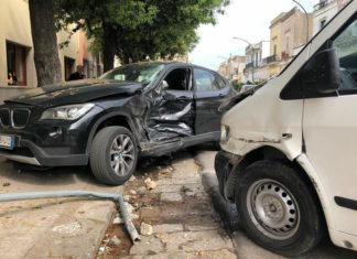 Paura davanti alla scuola: accusa un malore e si schianta contro auto in sosta. Muore 32enne
