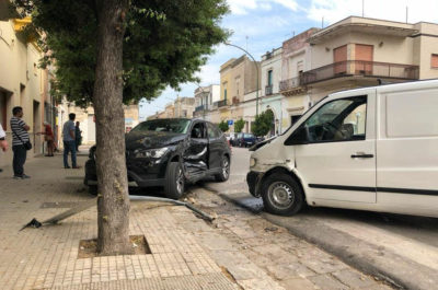 Paura davanti alla scuola: accusa un malore e si schianta contro auto in sosta. Muore 32enne - Corriere Salentino