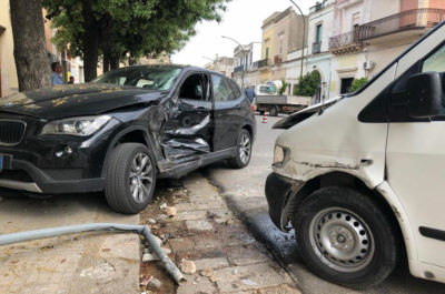 Paura davanti alla scuola: accusa un malore e si schianta contro auto in sosta. Muore 32enne - Corriere Salentino