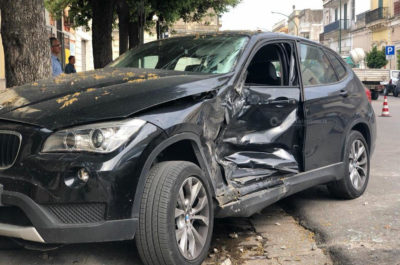 Paura davanti alla scuola: accusa un malore e si schianta contro auto in sosta. Muore 32enne - Corriere Salentino