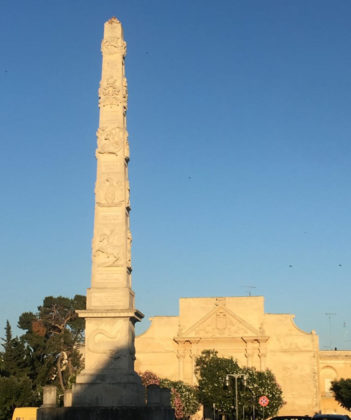 Alla scoperta del Salento: l’obelisco di Lecce, che dal 1822 accoglie chi arriva e chi torna - Corriere Salentino
