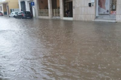 A Lequile allagamenti da 30 anni, i residenti protestano: “Basta un po’ di pioggia e alcune vie si bloccano: bisogna adeguare le fogne” - Corriere Salentino