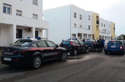 Si scaglia contro la casa dell'ex velina di "Striscia la Notizia" e semina il panico armato di coltello: cercava il cane - Corriere Salentino