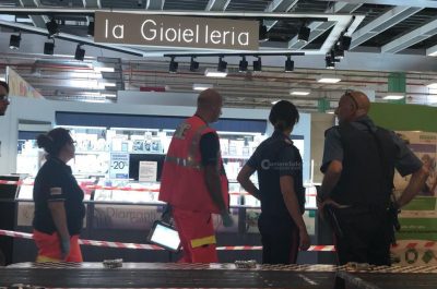 Terrore nel centro commerciale, banditi sfondano le vetrate della gioielleria e fuggono coi preziosi: ricercati in quattro - Corriere Salentino