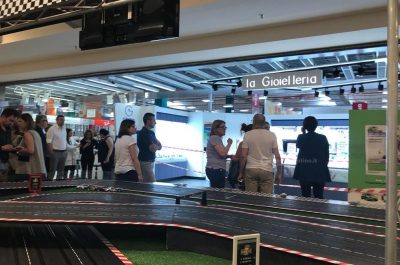 Terrore nel centro commerciale, banditi sfondano le vetrate della gioielleria e fuggono coi preziosi: ricercati in quattro - Corriere Salentino