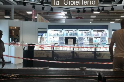 Terrore nel centro commerciale, banditi sfondano le vetrate della gioielleria e fuggono coi preziosi: ricercati in quattro - Corriere Salentino