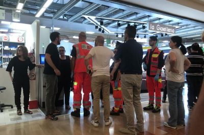 Terrore nel centro commerciale, banditi sfondano le vetrate della gioielleria e fuggono coi preziosi: ricercati in quattro - Corriere Salentino