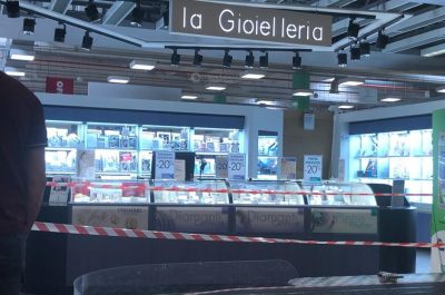 Terrore nel centro commerciale, banditi sfondano le vetrate della gioielleria e fuggono coi preziosi: ricercati in quattro - Corriere Salentino