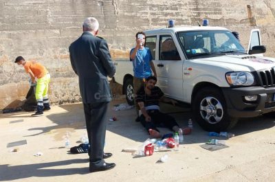 Riprendono gli sbarchi, 60 migranti approdano a Leuca sul veliero: molti bambini, c'è anche una donna incinta - Corriere Salentino