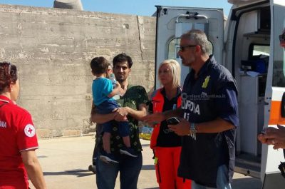 Riprendono gli sbarchi, 60 migranti approdano a Leuca sul veliero: molti bambini, c'è anche una donna incinta - Corriere Salentino