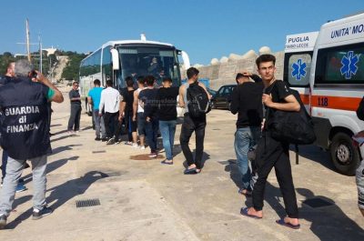 Riprendono gli sbarchi, 60 migranti approdano a Leuca sul veliero: molti bambini, c'è anche una donna incinta - Corriere Salentino