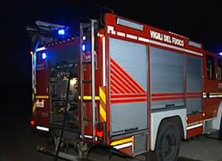 Cortocircuito alle luci dell’albero di Natale, inferno di fuoco nella tavernetta: inagibile