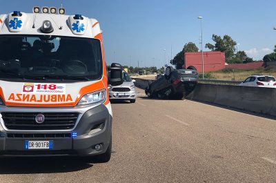 Paura in tangenziale, auto si ribalta dopo lo schianto: due giovani in ospedale - Corriere Salentino
