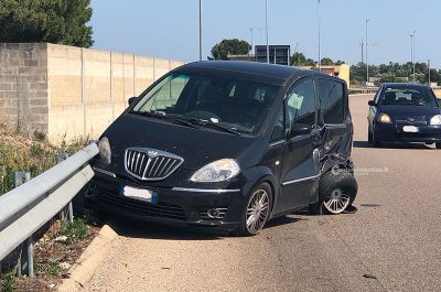 Paura in tangenziale, auto si ribalta dopo lo schianto: due giovani in ospedale - Corriere Salentino