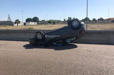 Paura in tangenziale, auto si ribalta dopo lo schianto: due giovani in ospedale - Corriere Salentino