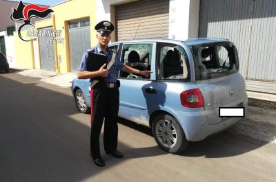 Sfascia l'auto e le finestre della casa dei cugini, poi minaccia di morte il fratello: arrestato 53enne - Corriere Salentino