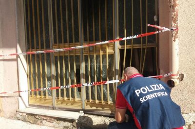 Boato nella notte, esplosione squarcia l'ingresso del deposito di un 43enne già noto - Corriere Salentino