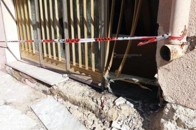 Boato nella notte, esplosione squarcia l'ingresso del deposito di un 43enne già noto - Corriere Salentino