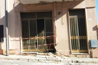 Boato nella notte, esplosione squarcia l'ingresso del deposito di un 43enne già noto - Corriere Salentino