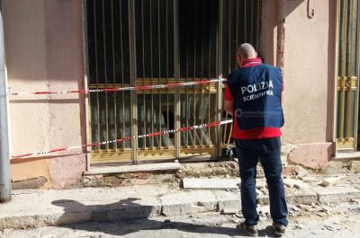 Boato nella notte, esplosione squarcia l'ingresso del deposito di un 43enne già noto - Corriere Salentino