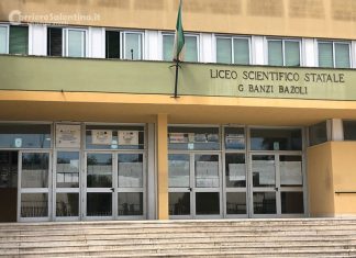 Paura all’uscita di scuola, studente aggredito per rapinargli l’orologio: “caccia” a tre giovani