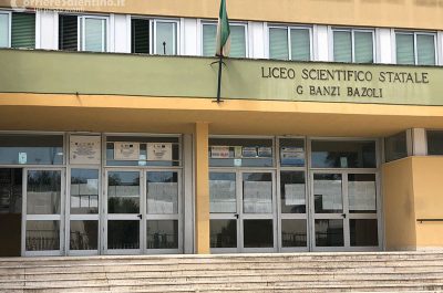 Estintori svuotati, sedie gettate e colla nella serratura: vandali in tre scuole alla vigilia della maturità - Corriere Salentino