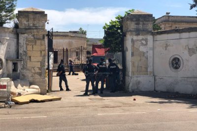 Blitz all'alba, sgomberato e sequestrato il centro sociale "Villa Matta": denunciate sette persone - Corriere Salentino